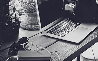 国脚韦世豪参加詹姆斯中国行与老詹&amp;amp;众国手合影 网友：像个小手办