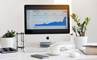 国脚韦世豪参加詹姆斯中国行与老詹&amp;amp;众国手合影 网友：像个小手办