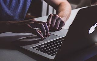 国脚韦世豪参加詹姆斯中国行与老詹&amp;amp;众国手合影 网友：像个小手办